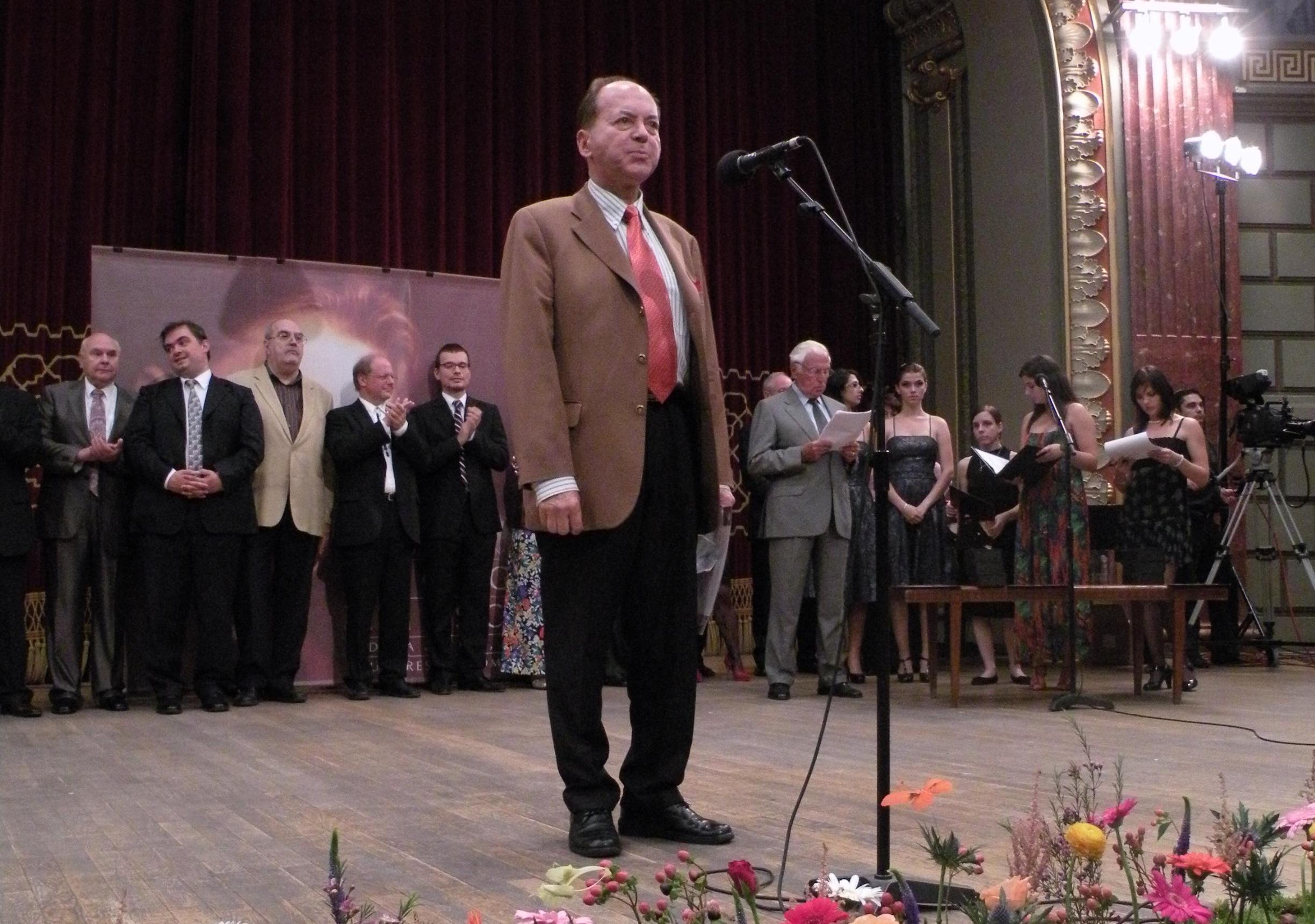 Dl C. L. Erbiceanu prezentând premiul