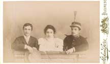 Constanţa Erbiceanu, împreună cu doi dintre fraţii săi (cca. 1894)